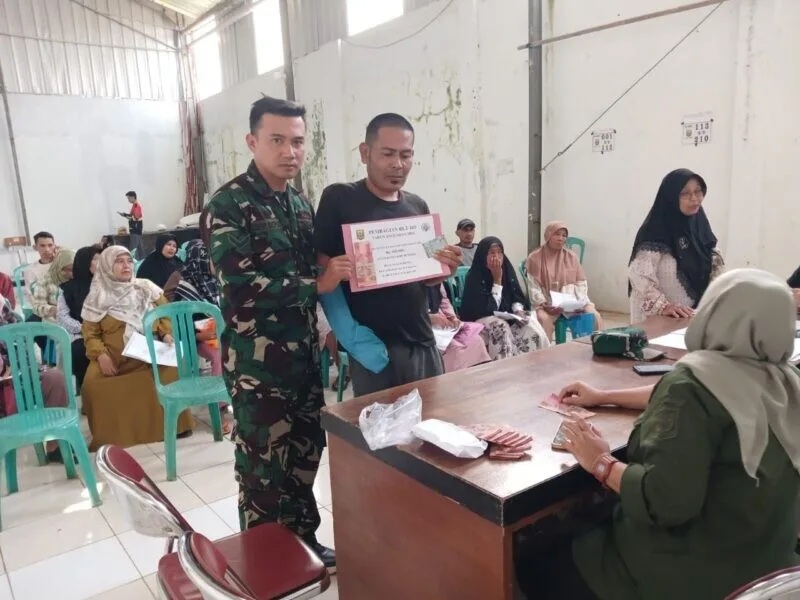 Babinsa Koramil 2208/Nyalindung Dampingi Penyaluran BLT di Desa Nyalindung
