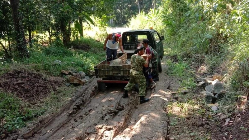 Karya Bakti Babinsa di Desa Mekarasih, Wujudkan Peningkatan Infrastruktur Jalan Desa