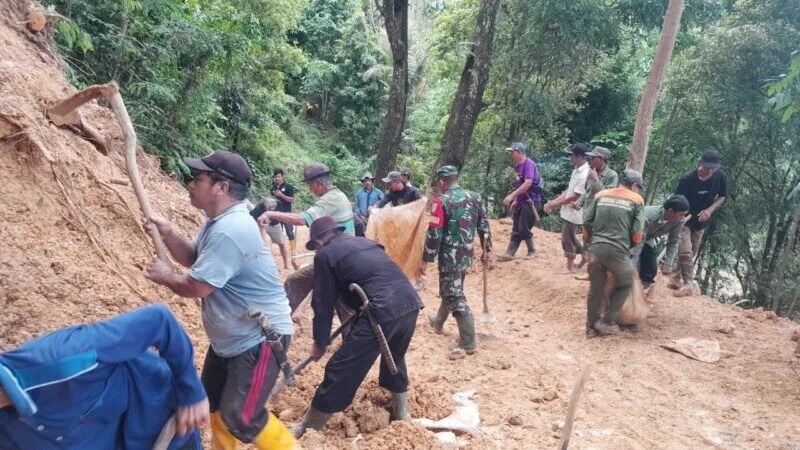 Babinsa Koramil 2201/Cisolok Bersama Warga Laksanakan Karya Bakti Pembersihan Dan Pembenahan Jalan