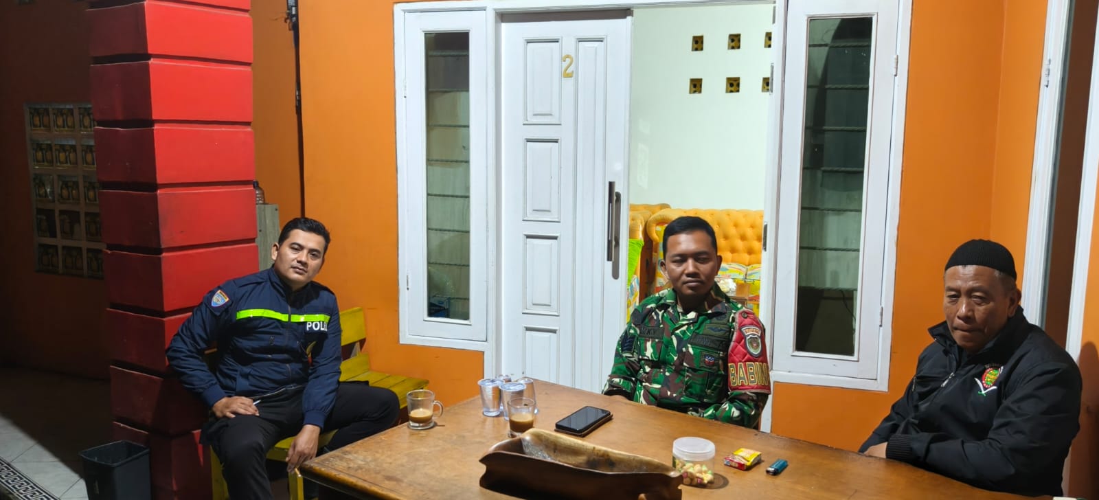 Serma Okky Seno Babinsa Dayeuhluhur Intensifkan Patroli Malam, Ajak Warga Aktif Jaga Keamanan Lingkungan
