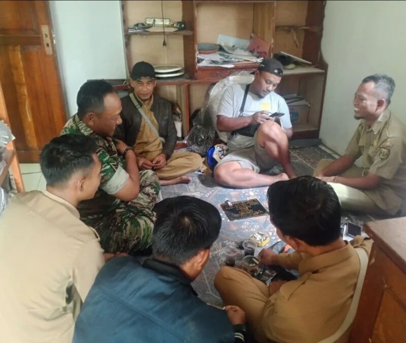 Babinsa Koramil 2211/Sagaranten Laksanakan Komsos Bersama Warga Desa Sindangraja