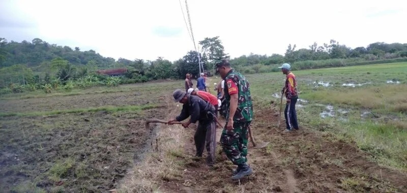 Babinsa Koramil 2213/Jampangkulon Laksanakan Karya Bakti Bersama Warga Desa Karanganyar