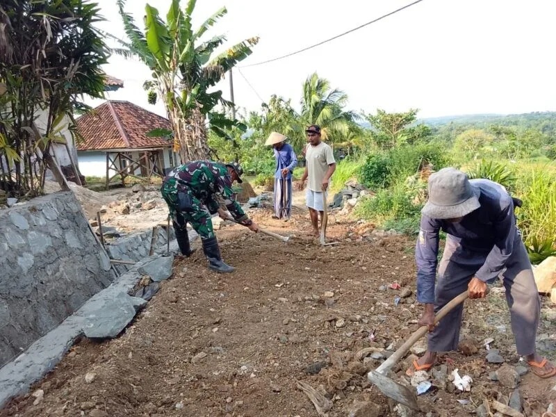 Babinsa Koramil 2215/Ciemas Laksanakan Karya Bakti Perbaikan Jalan di Desa Tamanjaya