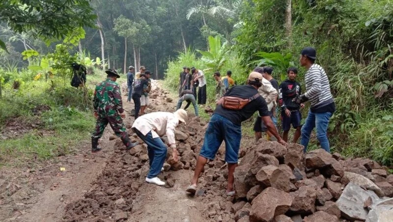 Babinsa Koramil 2202/Palabuhanratu Bersama Warga Laksanakan Karya Bakti Pengerasan Jalan Di Desa Mekarasih