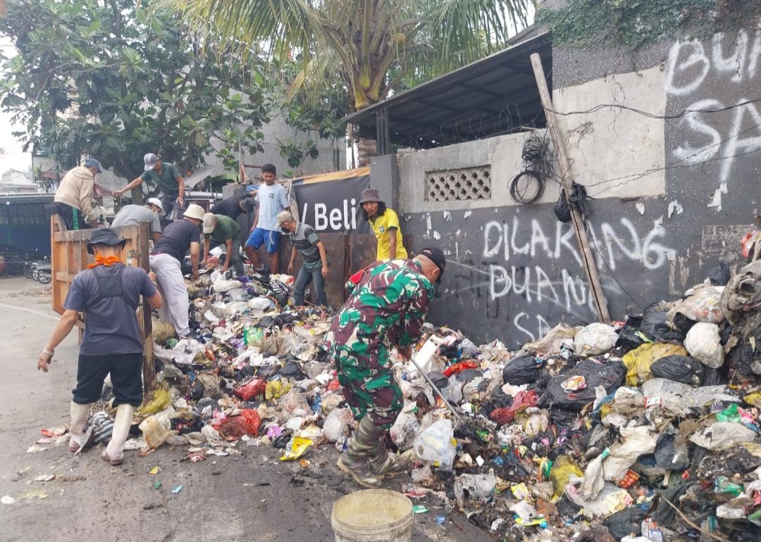 Babinsa Desa Margaasih Peduli Lingkungan, Bersama Warga Bersihkan Sampah Di Wilayah Binaan