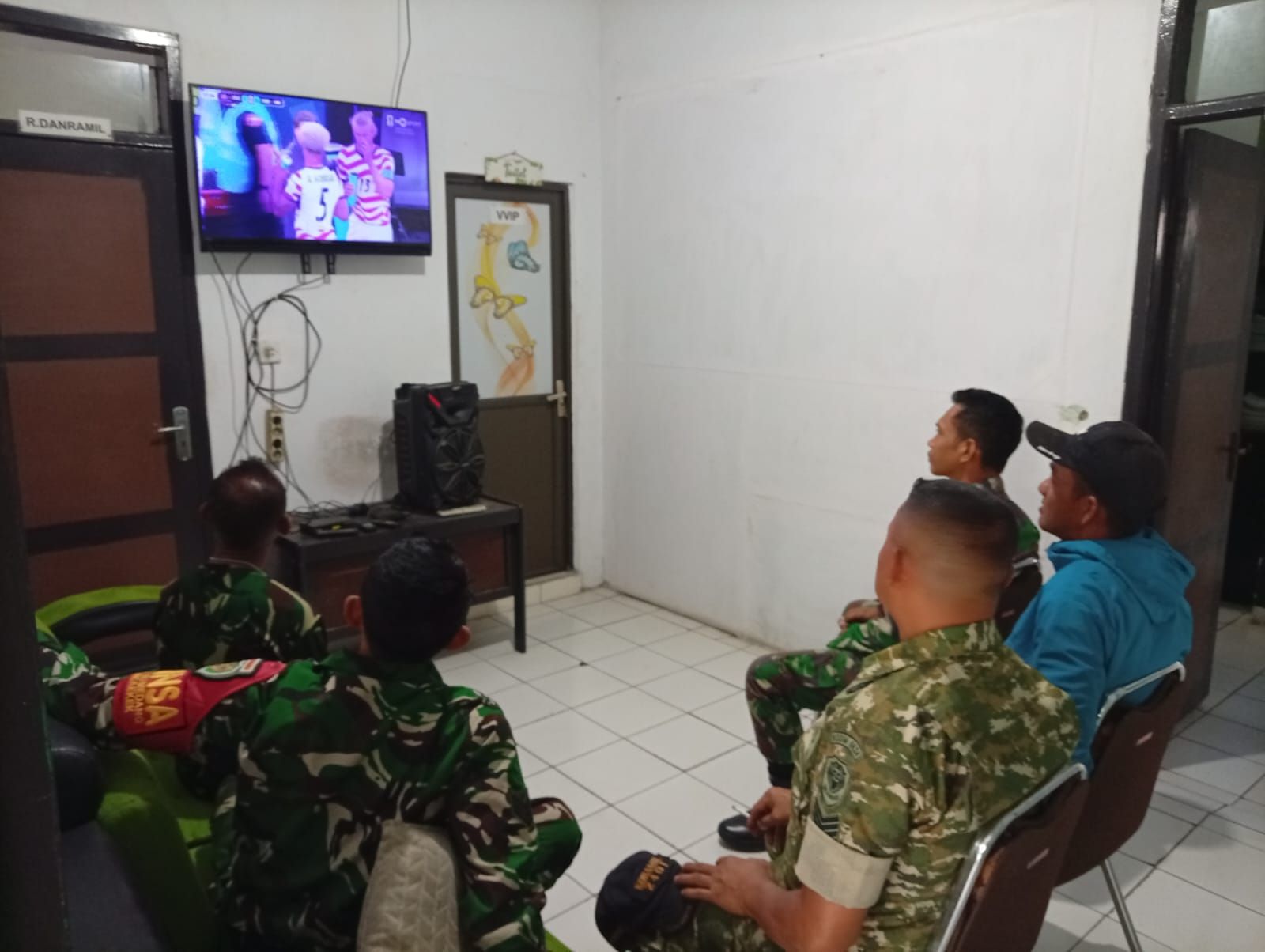 Babinsa Koramil 2401/Rancaekek ajak Warga Nobar Piala Dunia 2026
