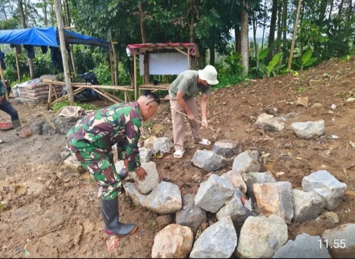 Babinsa Koramil 2206/Parakansalak Laksanakan Karya Bakti Perbaikan Jalan di Desa Bojonglongok