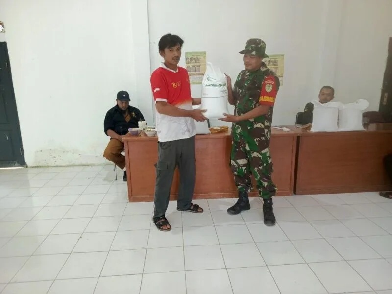 Babinsa Koramil 2208/Nyalindung Dampingi Penyaluran Bantuan Beras Nasional Di Desa Sukamanah