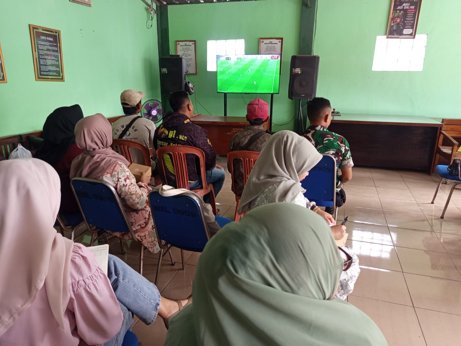 Nobar Piala Dunia: Babinsa Serda Rudi Jalin Keakraban dengan Warga Arjasari