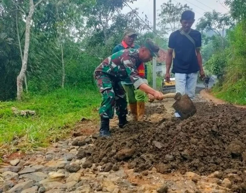 Babinsa Koramil 2209/Lengkong Bersama Warga Laksanakan Karya Bakti Perkerasan Jalan Di Desa Cilangkap