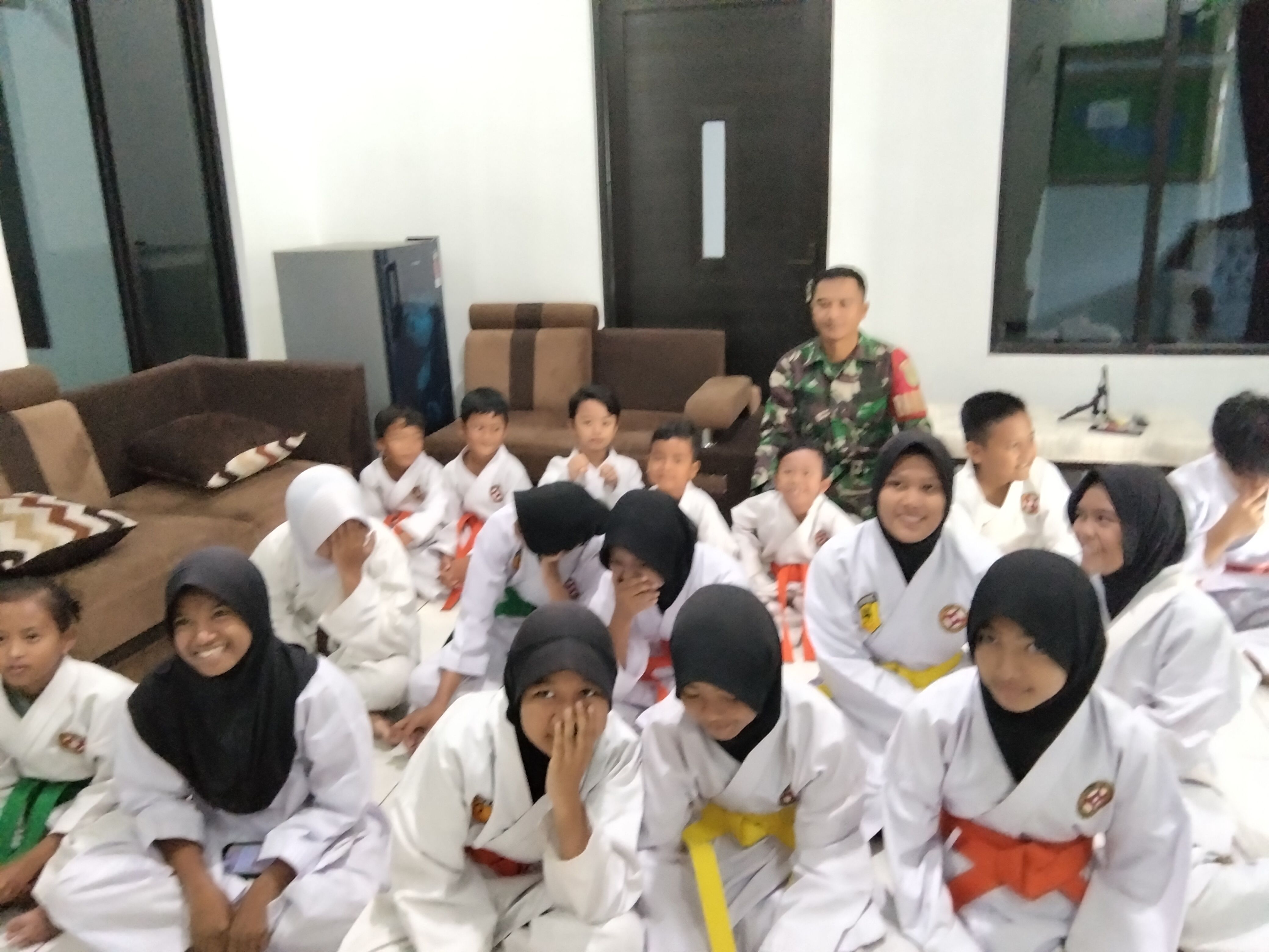 Koramil 2417/Baleendah Nobar Gembira Piala Dunia 2026 bersama adik-adik Karate di Makoramil