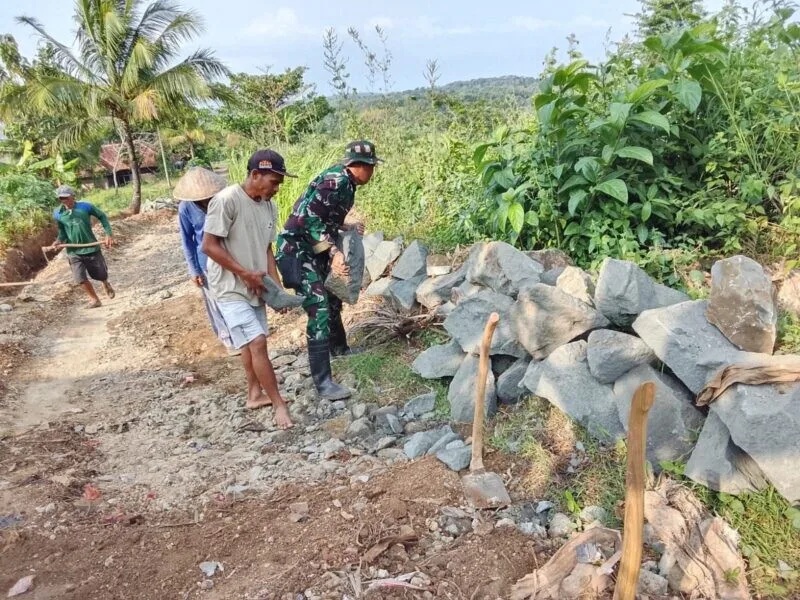 Babinsa Koramil 2215/Ciemas Bersama Warga Laksanakan Bakti Pembangunan Saluran Air dan Perbaikan Jalan