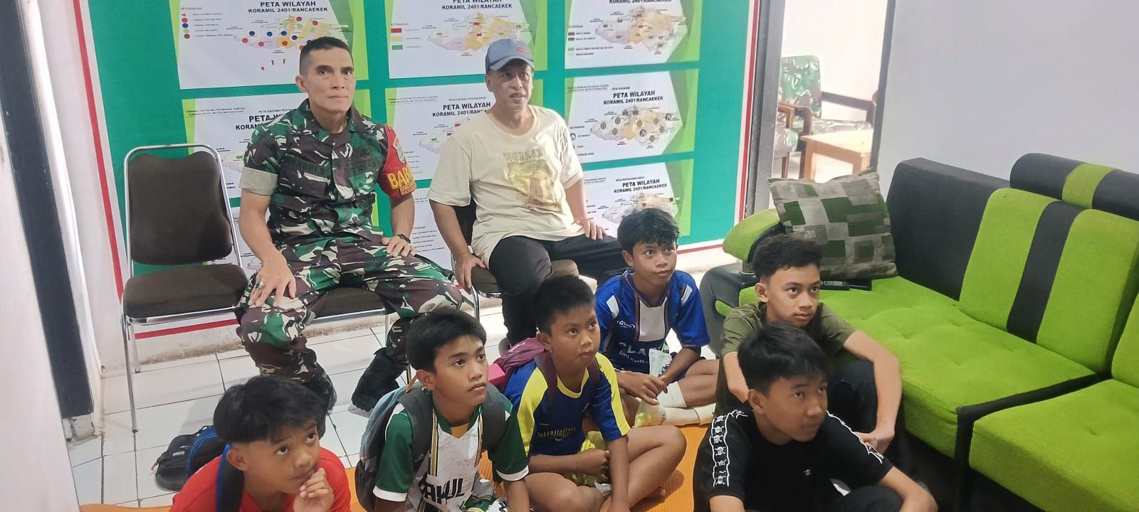 Koramil 2401/Rancaekek Pasilitasi warga Nobar Piala Dunia di Kantor Koramil