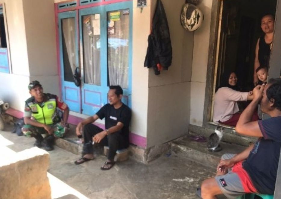 Babinsa Koramil 2411/Soreang Melaksanakan Komsos Dengan Warga Binaan di Desa Sekarwangi