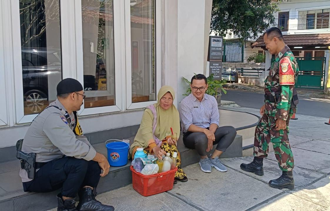 Babinsa Nyomplong dan Bhabinkamtibmas Pererat Silaturahmi dengan Warga Melalui Komsos