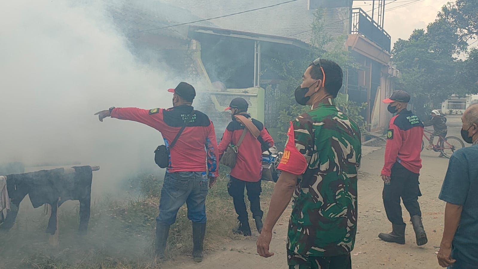 Babinsa Koramil 2401/Rancaekek Dampingi Petugas Kesehatan Melaksanakan Fogging