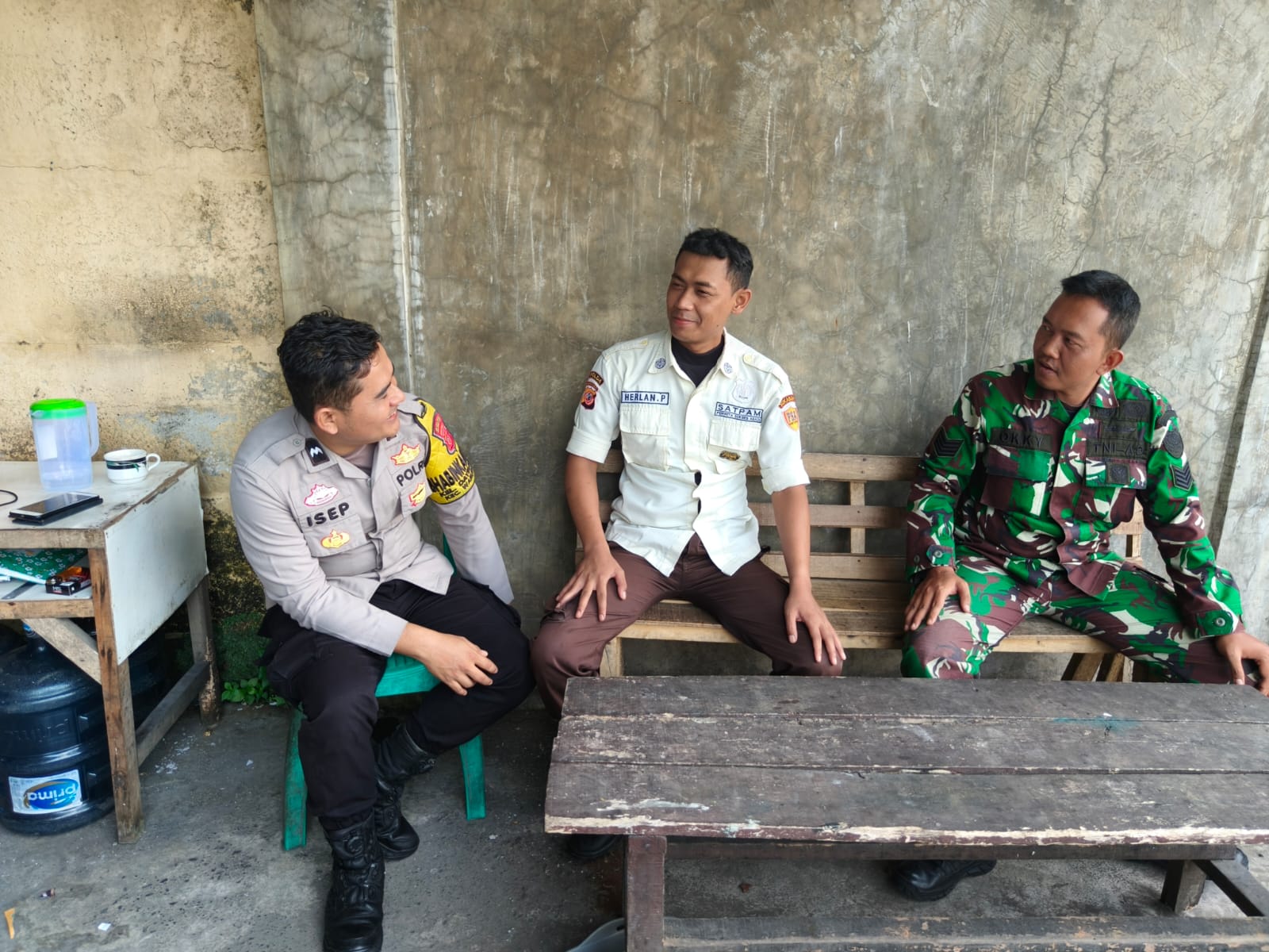 Babinsa Dayeuhluhur dan Bhabinkamtibmas Perkuat Sinergi Keamanan Lingkungan Melalui Komsos