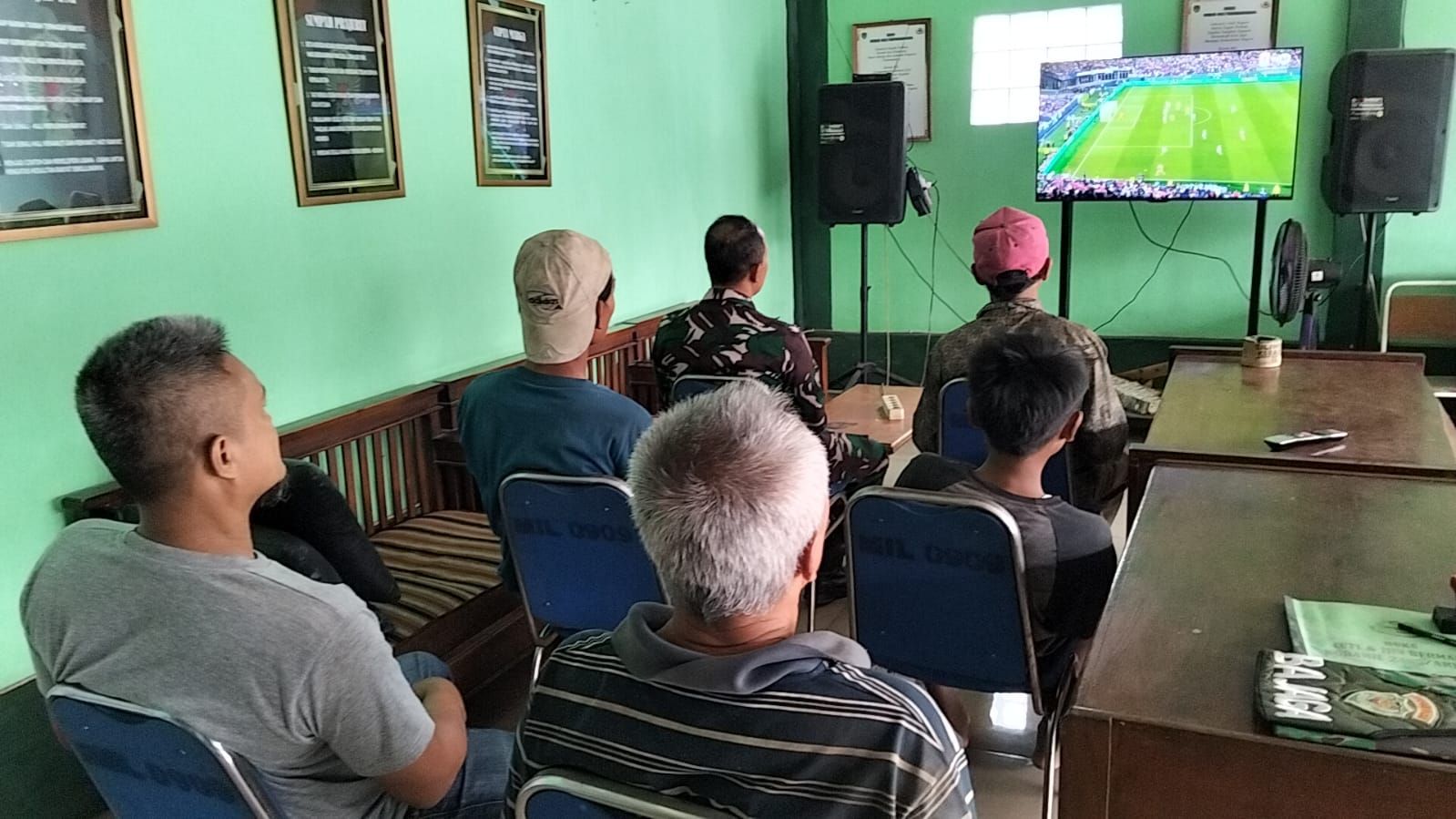 Babinsa Koramil 2405/Arjasari Gelar Nobar Piala Dunia Bersama Warga