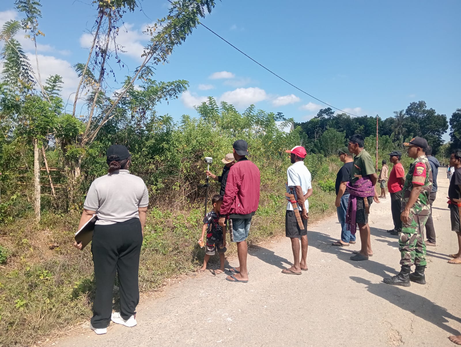 Babinsa Dampingi Pengukuran Tanah Bersama Dinas Pertanahan Sumba Tengah