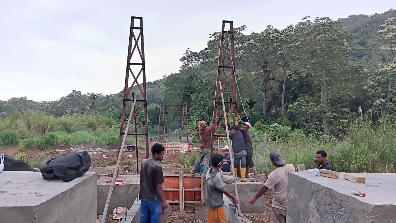Bhakti TNI AD untuk Rakyat: Pengecoran Tiang Jembatan Gantung di Alor Terus Berjalan