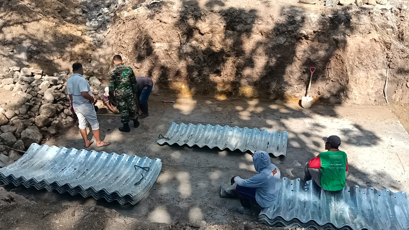 Semangat Gotong Royong TNI dan Masyarakat, Danramil Hu'u Pimpin Pembangunan Jembatan Armco di Desa Woko
