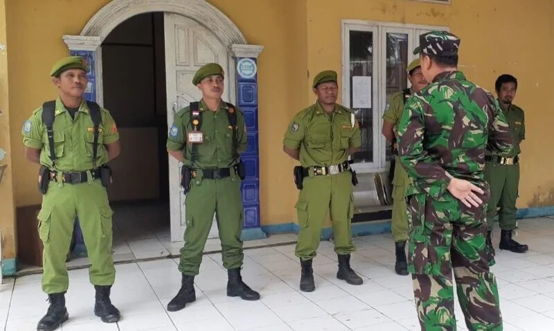 Babinsa Koramil 2212/Tegalbuleud Bersama Bhabinkamtibmas Berikan Wawasan Kebangsaan Dan Pelatihan PBB Kepada Linmas