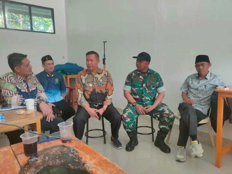 Bati Tuud Koramil 2209/Lengkong Laksanakan Komsos dengan Camat dan Kasi Pemerintahan Kecamatan Lengkong