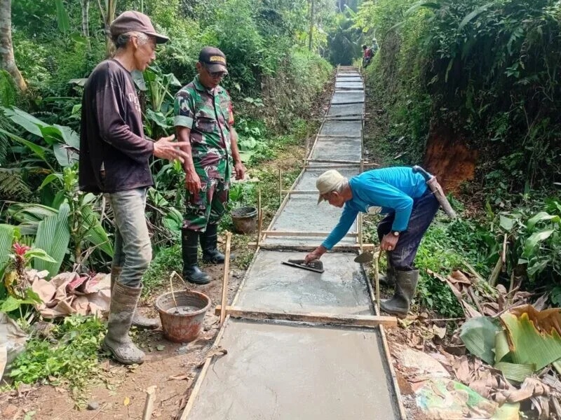 Babinsa Koramil 2206/Parakansalak Laksanakan Karya Bakti Pengecoran Jalan Di Desa Parakansalak