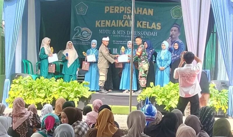 Babinsa Desa Makasari Hadiri Acara Kenaikan Kelas Dan Pelepasan Siswa MDTS Darusa’adah