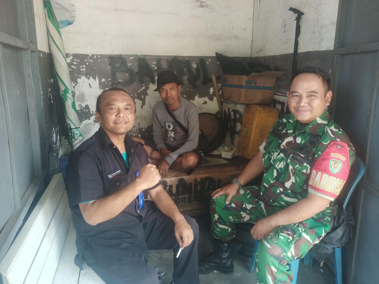 Babinsa Warudoyong Komsos dengan Pelaku UMKM Tambal Ban, Bahas Kamtibmas dan Pererat Silaturahmi