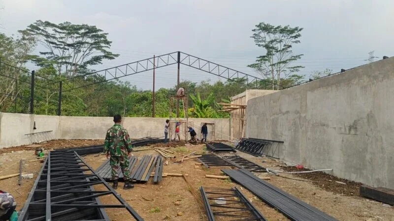 Babinsa Koramil 2202/Palabuhanratu Laksanakan Pengawasan Pembangunan Koperasi Di Desa Pasirsuren