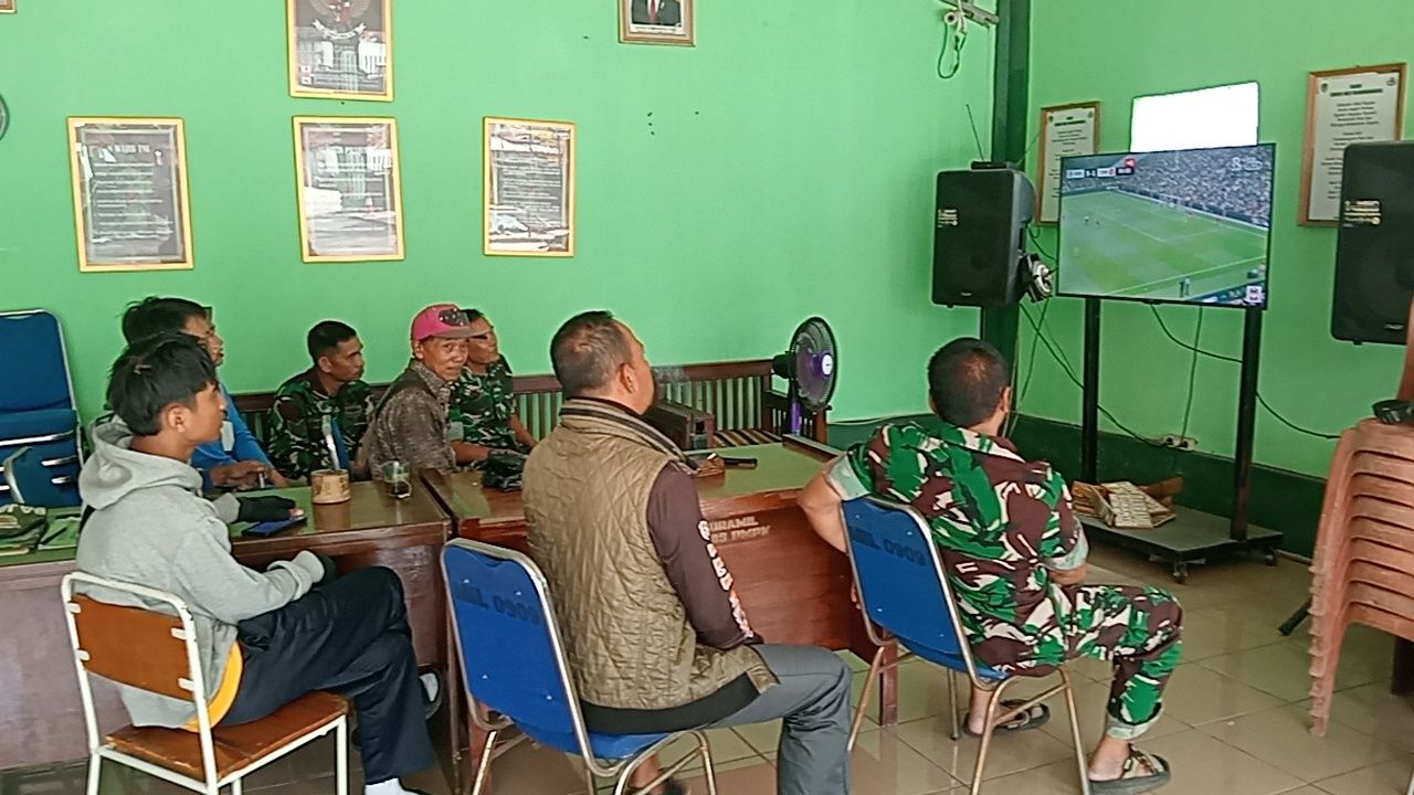 Babinsa Koramil 2405/Arjasari Gelar Nobar Piala Dunia Bersama Warga