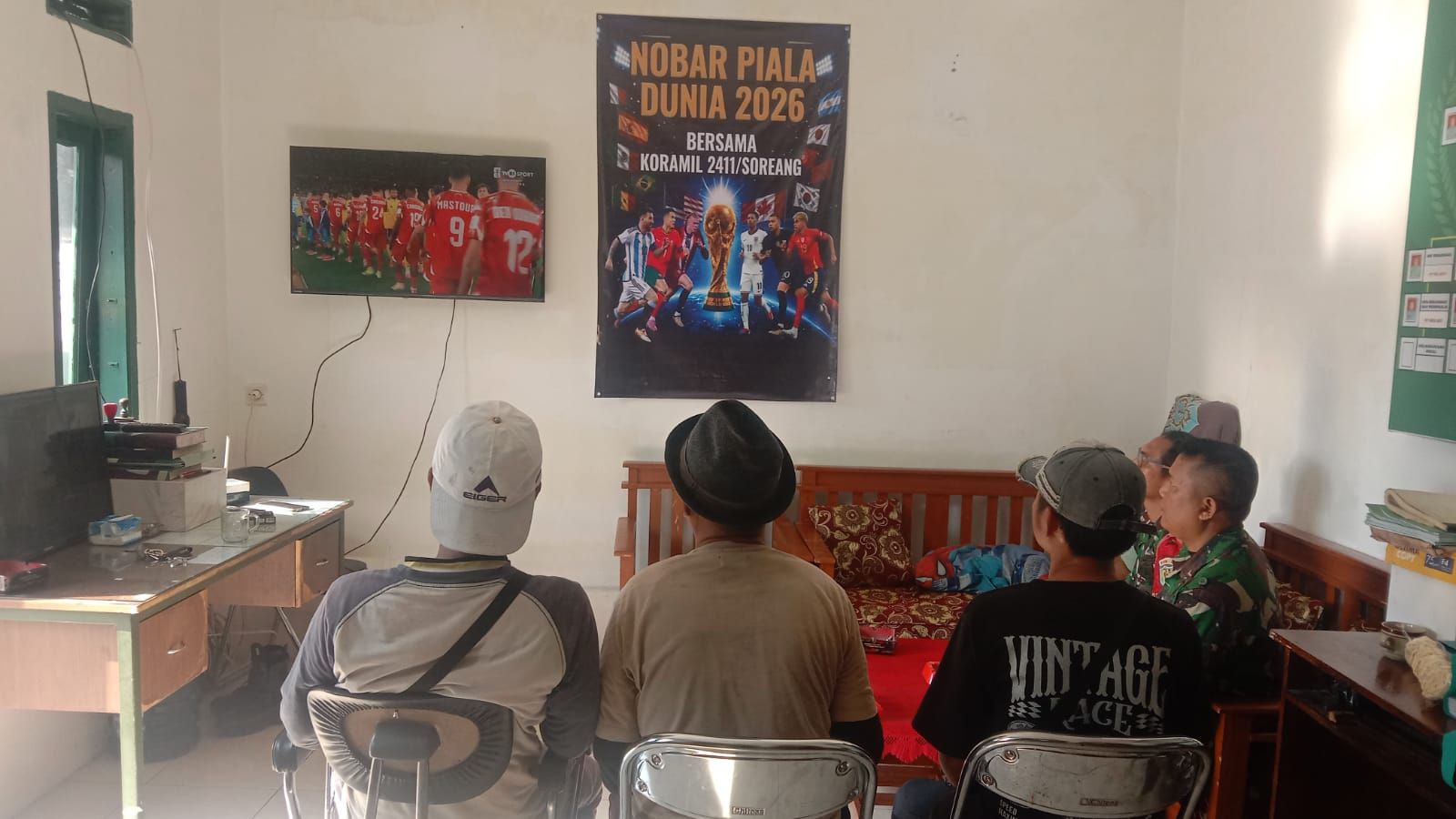 Nobar Pertandingan Sepakbola Piala Dunia 2026 bersama Personel Koramil 2411/Soreang