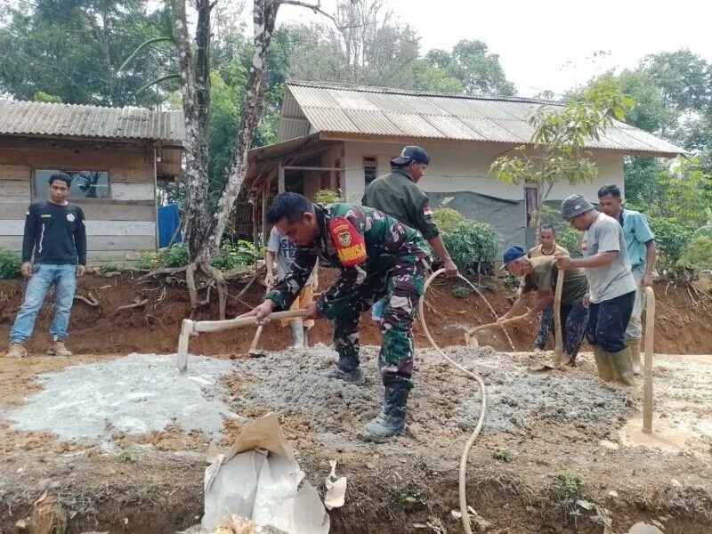Babinsa Koramil 2215/Ciemas Laksanakan Bakti Pembangunan Jalan Bersama Warga Di Desa Tamanjaya