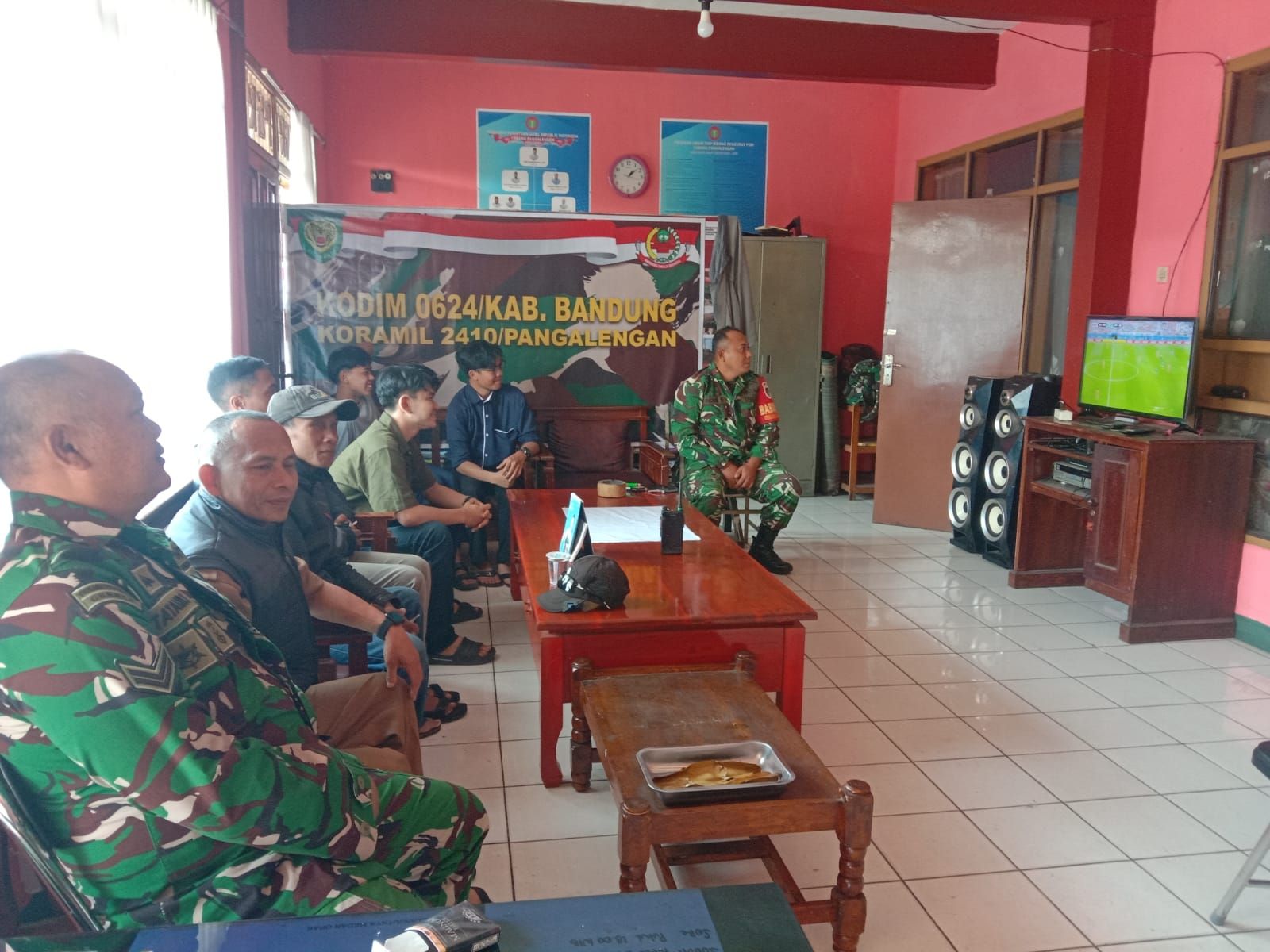 Nobar Pertandingan Sepak Bola Piala Dunia Bertempat Dikoramil 2410/Pangalengan “Terciptanya Ikatan Silahturahmi Antara Aparatur Dan Masyarakat”