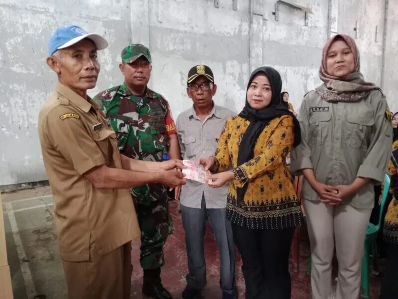 Babinsa Koramil 2215/Ciemas Dampingi Penyaluran Blt Dd Di Desa Tamanjaya