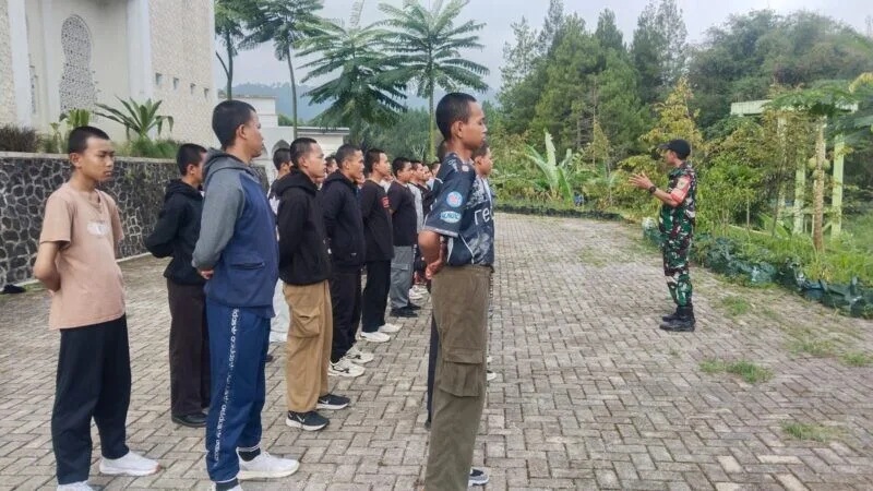 Babinsa Koramil 2208/Nyalindung Latih Kedisiplinan Santri Melalui Pelatihan PBB