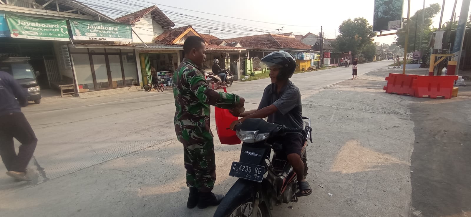 Koramil 11/Pangkah Gelar Jumat Berkah, Bagikan 100 Nasi Bungkus kepada Masyarakat