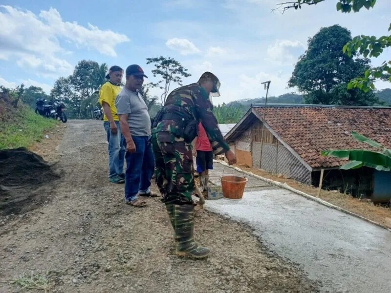 Babinsa Koramil 2207/Jampangtengah Laksanakan Karya Bakti Rabat Beton Jalan Desa Bersama Warga