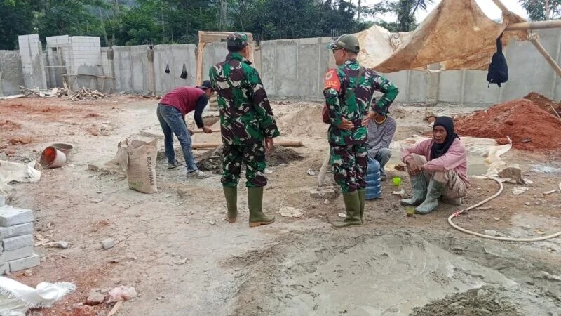 Danramil Koramil 2213/Jampangkulon Tinjau Pembangunan KDMP di Wilayah Kecamatan Cimanggu