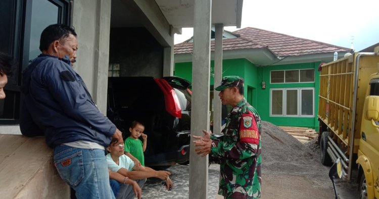 Babinsa Pacet Jalin Kedekatan Erat Lewat Komsos di Desa Cinanggela