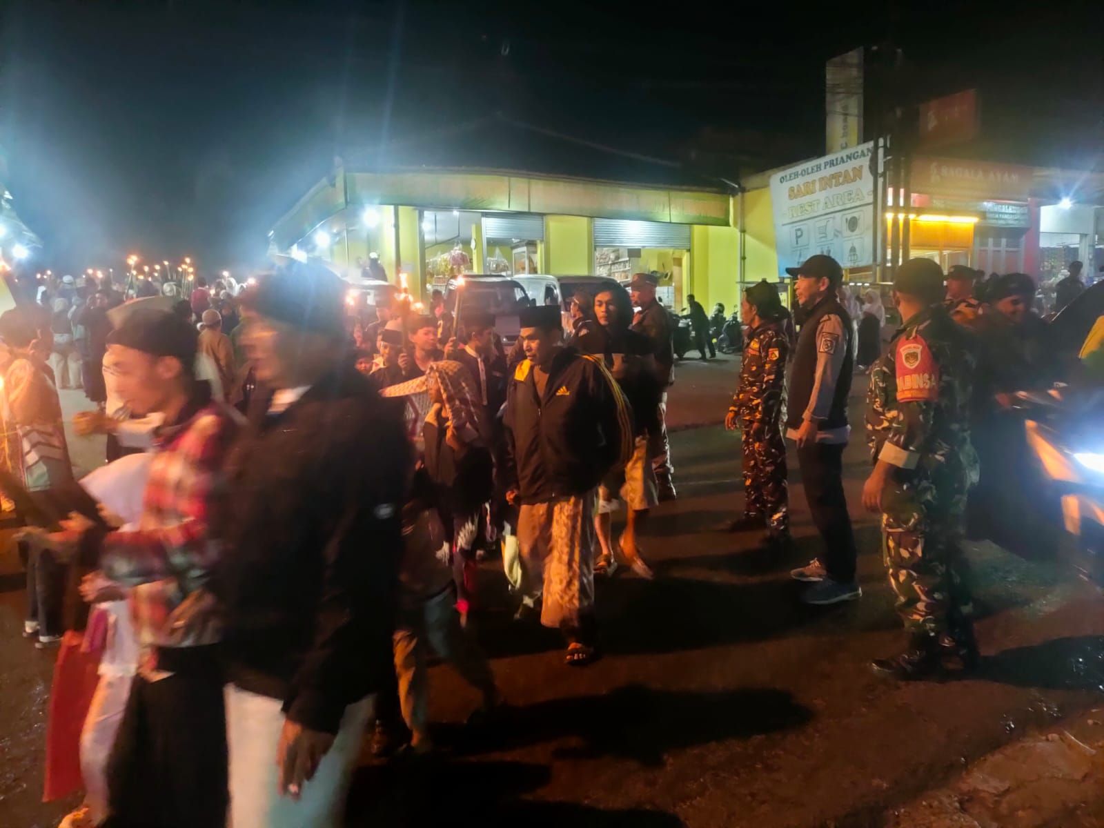 Anggota Koramil 2410/Pangalengan Berserta Muspika, Pengamanan Giat Pawai Obor Dalam Rangka Menyambut Tahun Baru Islam 1448 H