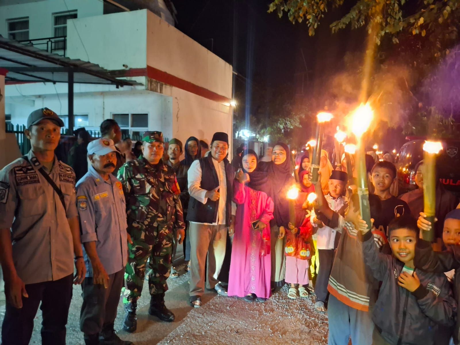 Meriahkan Pawai Obor Babinsa Koramil 2401/Rancaekek Hadir dampingi warga menyambut Tahun Baru Islam 1 Muharam 1448