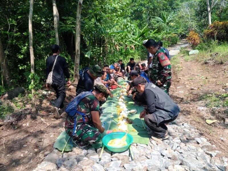 Babinsa Koramil 2202/Palabuhanratu Laksanakan Karya Bakti Pengerasan Jalan di Desa Mekarasih
