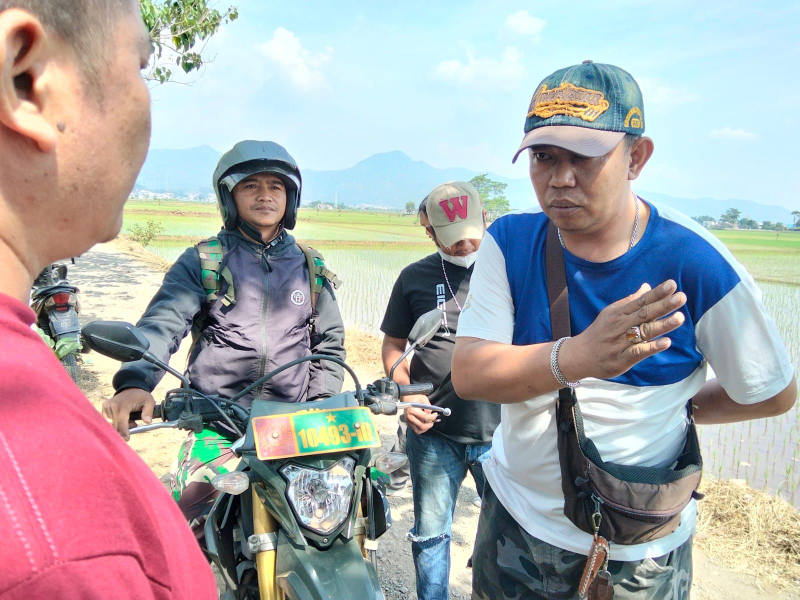 Babinsa Koramil 2417/Baleendah Respon Cepat Laporan Warga, Dua Pria Diamankan Ke Polsek Baleendah