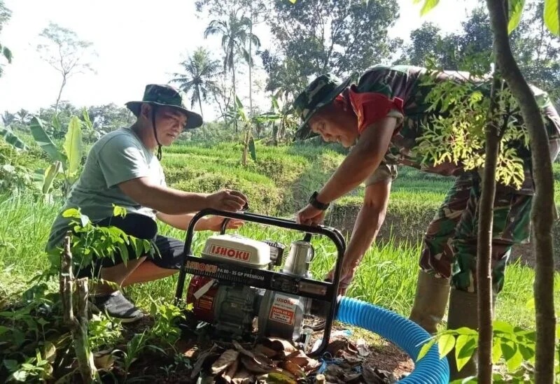 Babinsa Koramil 2207/Jampangtengah Laksanakan Pengecekan Pompa Air Di Wilayah Binaan