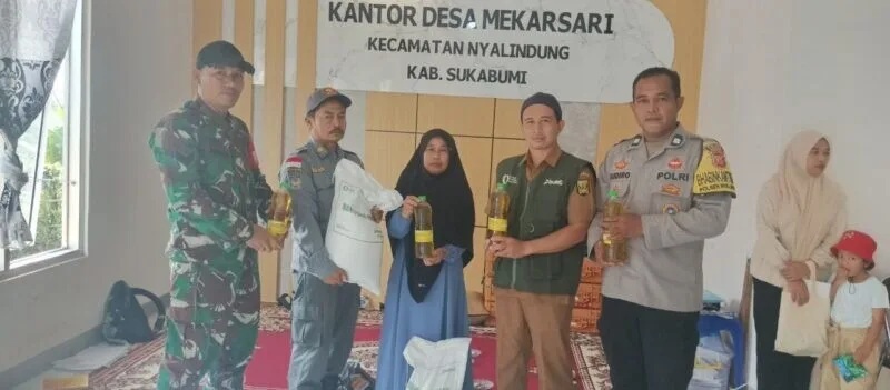 Babinsa Koramil 2208/Nyalindung Dampingi Penyaluran Bantuan Beras Nasional Di Desa Mekarsari