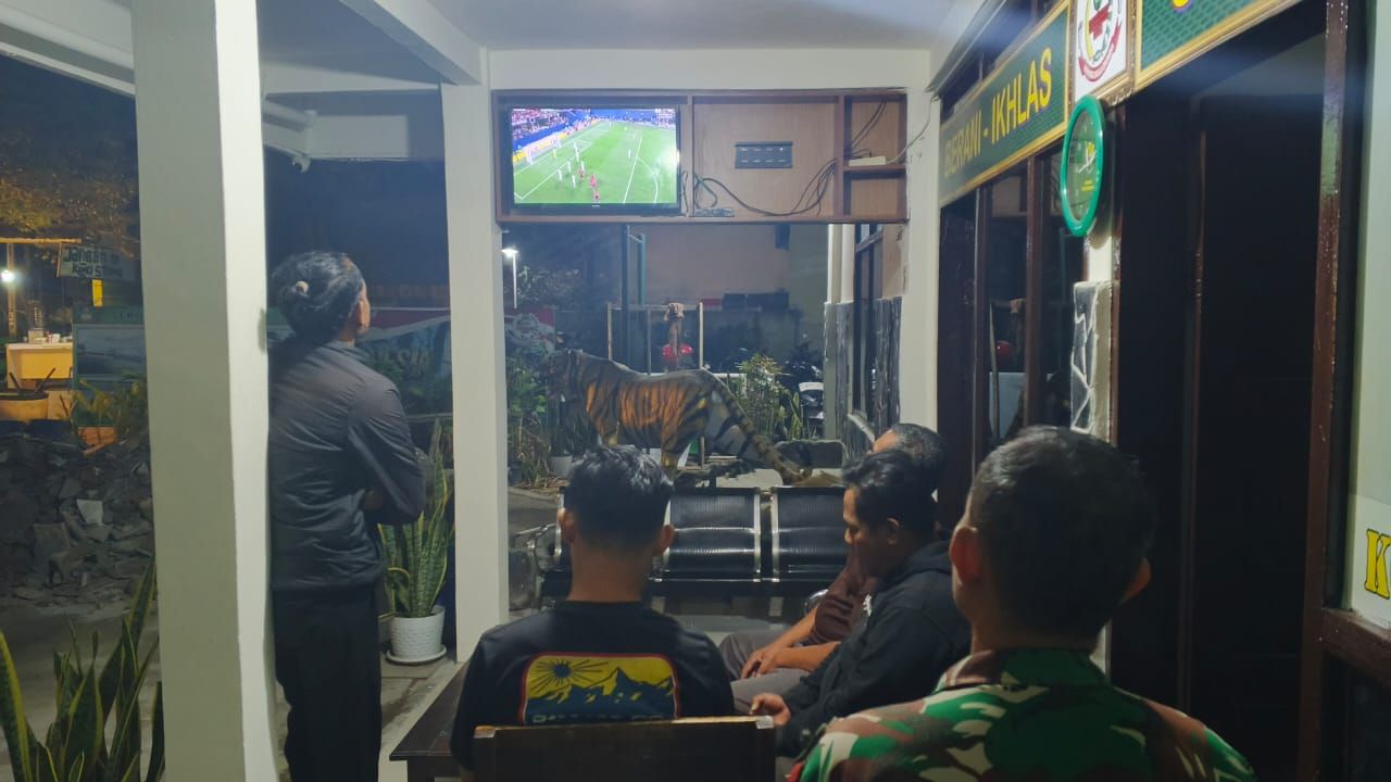 Sepak Bola Pemersatu Koramil 2402/Cicalengka dan warga Masyarakat Nikmati Nobar Piala Dunia Di Makoramil