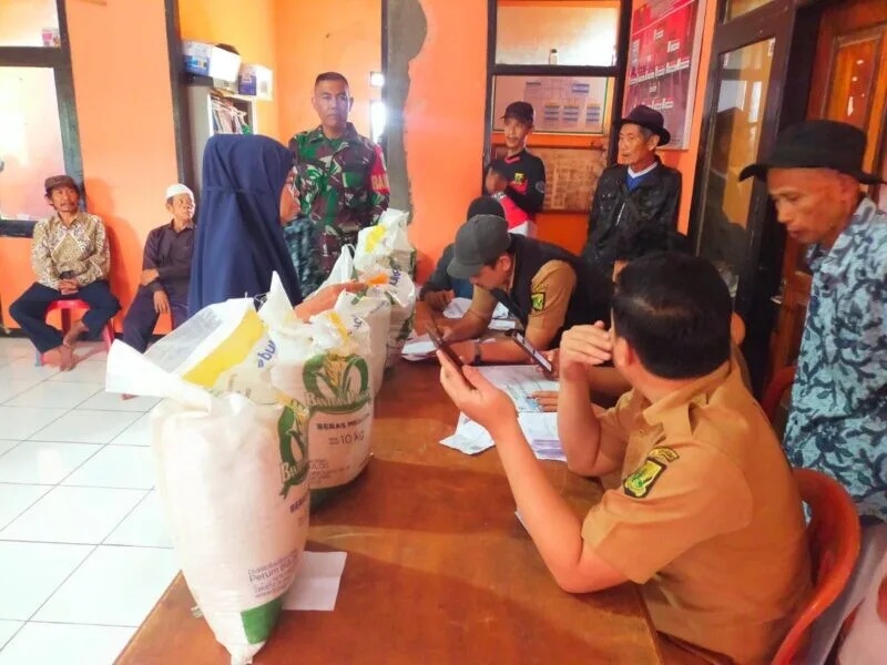 Babinsa Koramil 2211/Sagaranten Laksanakan Pendampingan Penyaluran Bantuan Beras Di Desa Cimenteng