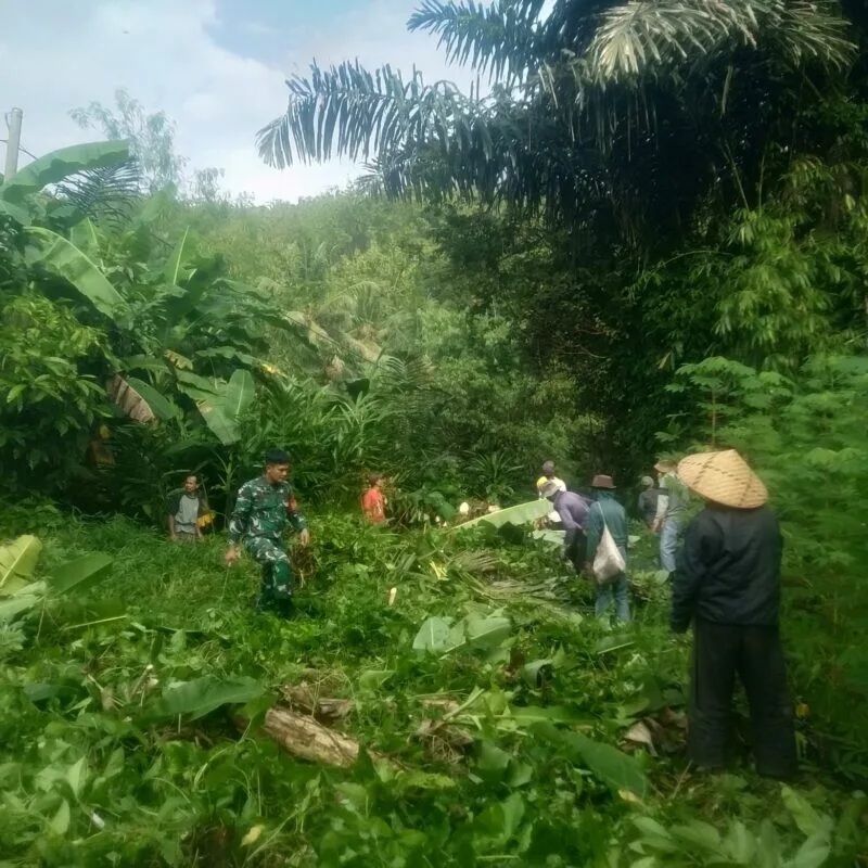 Babinsa Koramil 2212/Tegalbuleud Bersama Warga Laksanakan Karya Bakti Pembersihan Lahan Pembangunan Jembatan Merah Putih